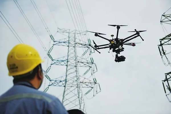 国内电力行业应用无人机巡检作业.jpg